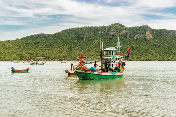 巴蜀府 2017年11月27日 船上的渔夫在泰国湾海湾的锚地附近的巴蜀府 — 图库照片