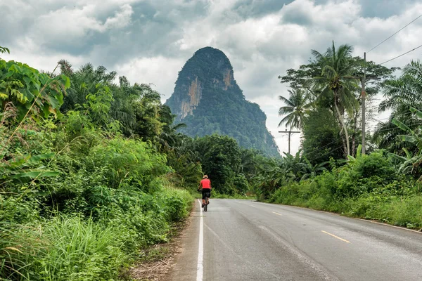 Kapong Thailandia Dicembre 2017 Ciclista Che Viaggia Bicicletta Attraverso Paesaggio — Foto Stock