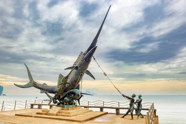 Nang Tailandia Diciembre 2017 Monumento Pez Espada Paseo Marítimo Playa —  Fotos de Stock