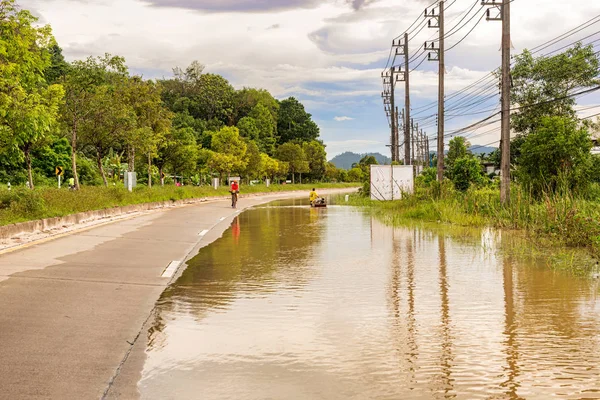 Trang, Tayland - 4 Aralık 2017: Trang İl Tayland seyahat eden insanlar su dolu yollar ve South Thailand köylerde yüzen deniz araçları kullanarak etrafında personel taşıma.