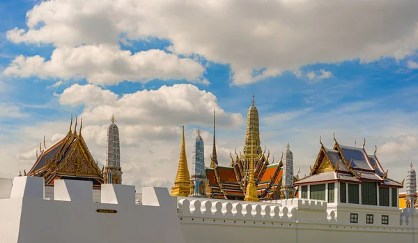 Çevredeki Grand Palace Wat Phra Kaew Emerald Buddha Tapınağı Kompleksinin — Stok fotoğraf