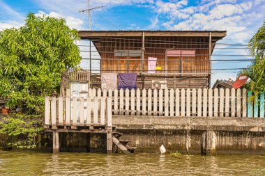 Bangkok, Tayland için kanal boyunca ahşap evlerde görüntülemek