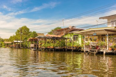 Bangkok, Tayland için kanal boyunca ahşap evlerde görüntülemek