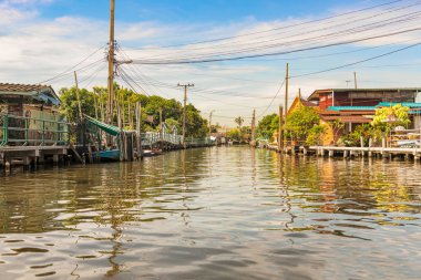 Bangkok, Tayland için kanal boyunca ahşap evlerde görüntülemek