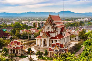 Resim form Khao Chong Krachok Hill içinde kasaba olan Prachuap Khiri Khan, Tayland. Budist Tapınağı Wat Thammikaram Woraviharn ve şehir binaları arka plan, Dağları ile göster.