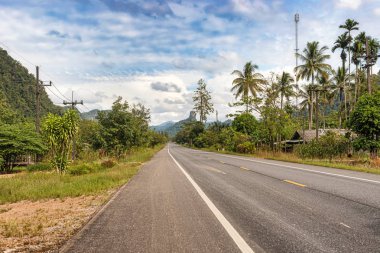 Trang, Tayland - 5 Aralık 2017: Yol ve dağların Trang içinde Güney Tayland bölge peyzaj.
