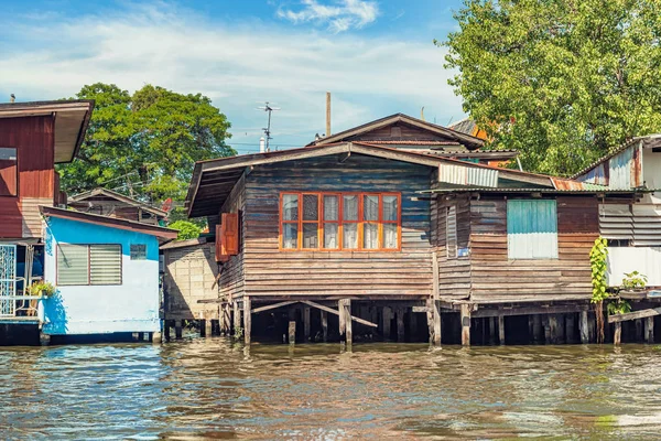 Bangkok, Tayland için kanal boyunca ahşap evlerde görüntülemek