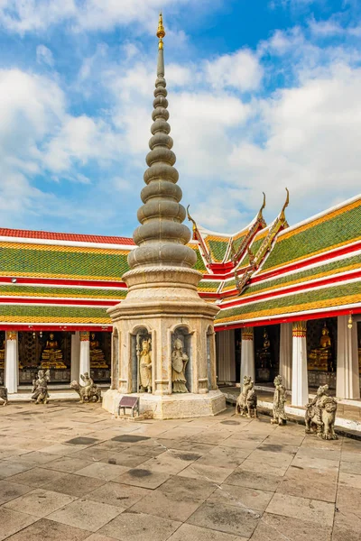 ワット アルンラーチャワラーラーム Ratchawaram Ratchaworamawihan はモノに象徴的な凝ったタイル張りの中央寺記念碑的な仏教がタイ バンコクの川沿いに位置します — ストック写真