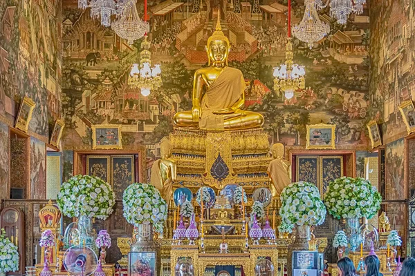 Altın Buda heykelleri, Wat Arun Ratchawaram Ratchaworamawihan. Bu anıtsal Budist Tapınağı bir ikonik, ornately kiremitli merkez ile saldırın Şu nehrin Bangkok, Tayland bulunmaktadır, 