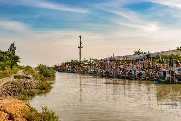 渔夫社区和他们的小船在船坞在泰国 — 图库照片