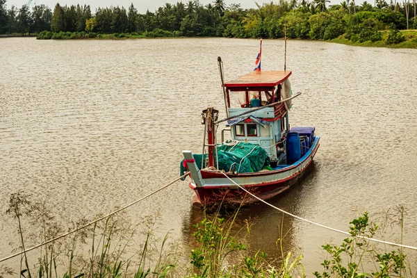 Vista Barco Anclado Río Del Golfo Tailandia Cerca Thung Pradu —  Fotos de Stock