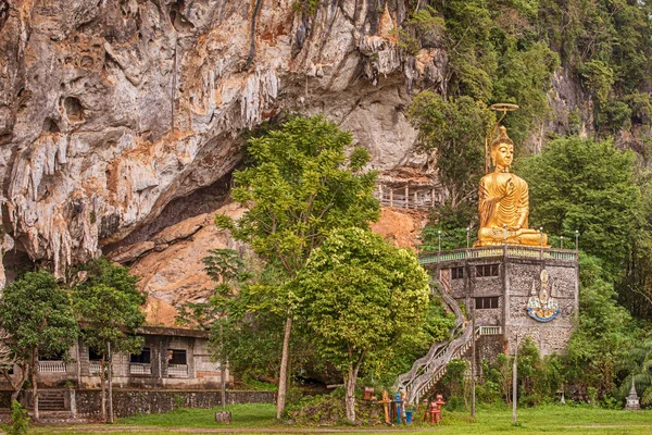 タイのアオ ナーンへの道を Kapong の近くの山の下部で屋外の仏像 — ストック写真