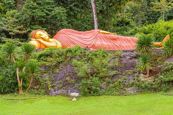 Statua Buddha Dormiente Dorata All Aperto Piedi Della Montagna Vicino — Foto Stock