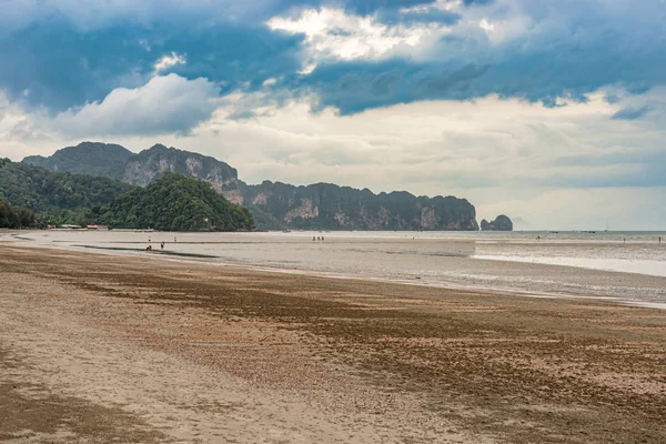 Ao Nang tatil beldesi Krabi, Tayland diğer plajlar anakara ve yakındaki adalara erişim sunan longtail tekne sayısı ile kıyı ilin ana plaj üzerinde gündoğumu.