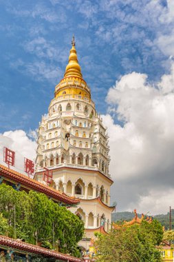 Penang karmaşık Kek Lok Si Budist Tapınağı'nda 10.000 Buda Pagoda. Malezya en büyük Budist Tapınağı olduğu söylenir.. 