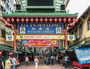 Kuala Lumpur, Malezya - 5 Ocak 2018: Kuala Lumpur, Malezya Çin mahallesindeki Petaling Street giren insanlar. Alan restoranlar ve gıda tezgahları düzinelerce vardır.