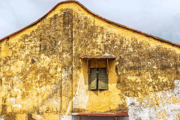 Bir Pencere Kepenkleri Ile Bina Eski Sömürge Renkli Yan Duvar — Stok fotoğraf