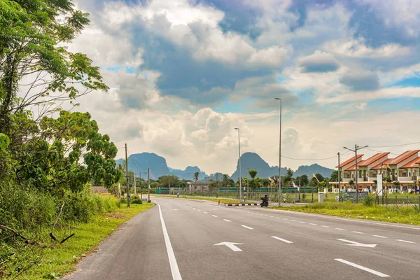 マレーシアのイポーの近くの道路を風景します — ストック写真