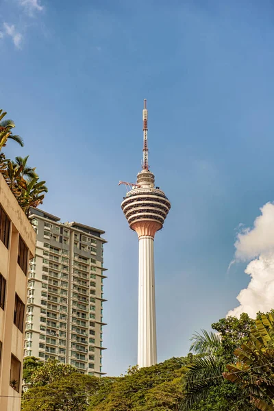クアラルンプール マレーシアのメナラ空港タワーの上部に表示します — ストック写真
