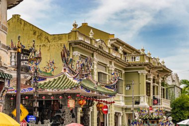 George Town, Penang, Malezya - 8 Aralık 2017: Cephe Yap Kongsi Tapınağı ve eski sömürge George Town, Malezya içinde bina.