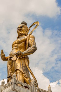 Penang, Malezya - 9 Aralık 2017: Savaşçı koruyucu heykel Penang Kek Lok Si Budist Tapınağı'nda. Malezya en büyük Budist Tapınağı olduğu söylenir.. 