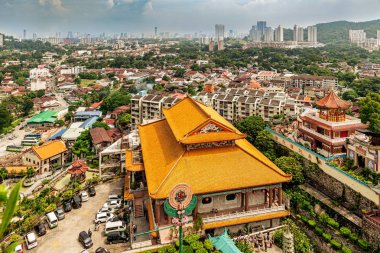 George Town, Malezya - 9 Aralık 2017: Kek Lok Si Budist Tapınağı Penang denize bakan panoramik manzara. Malezya en büyük Budist Tapınağı olduğu söylenir..