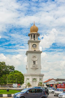 George Town, Penang, Malezya - 9 Aralık 2017: Trafik Jubilee Saat Kulesi, Penang, Malezya etrafında. Kraliçe Victoria 1897 elmas Jübile anmak için Mağribi tarzı Jubilee Saat Kulesi, burası.