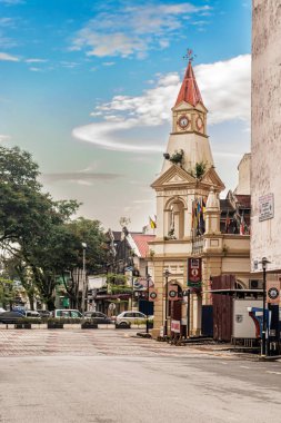 Taiping, Malezya - 10 Aralık 2017: Sokak köşesindeki trafikte koloni tarzı Saat Kulesi Ana Meydanı Taiping kasaba, Malezya '.