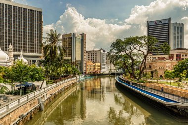 Kuala Lumpur, Malezya - 13 Aralık 2017: Canal adlı tarihi Masjid Jamek Camii ve modern binalar içinde merkezi, Kuala Lumpur, Malezya. 
