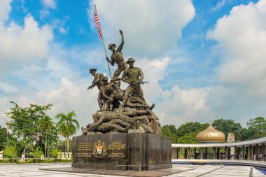 Kuala Lumpur, Malezya 14 Aralık 2017 turistler Ulusal Anıtı, Dünya Savaşı sırasında Japon karşı özgürlük için Malezya mücadelede ölenler anısına heykel. 