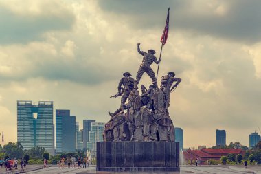 Kuala Lumpur, Malezya 14 Aralık 2017 turistler Ulusal Anıtı, Dünya Savaşı sırasında Japon karşı özgürlük için Malezya mücadelede ölenler anısına heykel. 