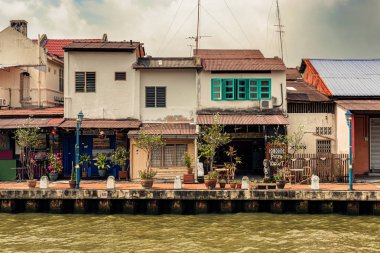 Malacca, Melaka, Malezya 15 Aralık 2017 görünümü eski sömürge evleri, tarihi Unesco listelenen Canal Bölüm Melaka nehir, Malezya.