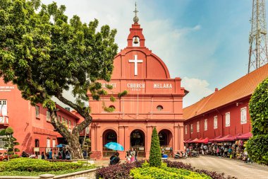 Malacca, Malaysia 15 Aralık 2017 turist Malacca, Malaysia Hollandalı meydanda kilisede İsa'nın önünde. Malacca kilise 1753 yılında Hollandaya diline ilişkin, en eski 18. yüzyıl Protestan Kilisesi Malezya tarafından