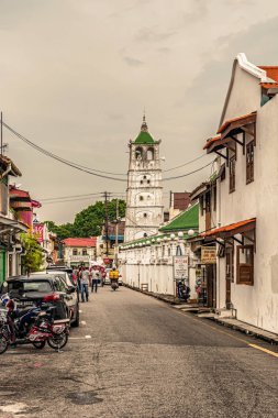 Malacca, Melaka, Malezya 15 Aralık 2017 Kampung Kling Camisi cephe ve Malacca, Malaysia eski sömürge binalarda. Cami Hintli Müslüman tüccarlar tarafından 1748 yılında inşa edilmiş ve 1872 yılında yeniden inşa edildi.