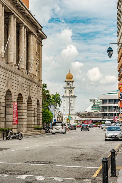 乔治镇 马来西亚 2017年12月9日 交通在禧钟楼附近 在槟城 马来西亚 这是摩尔风格的禧钟楼 以纪念维多利亚女王1897钻石纪念日 — 图库照片