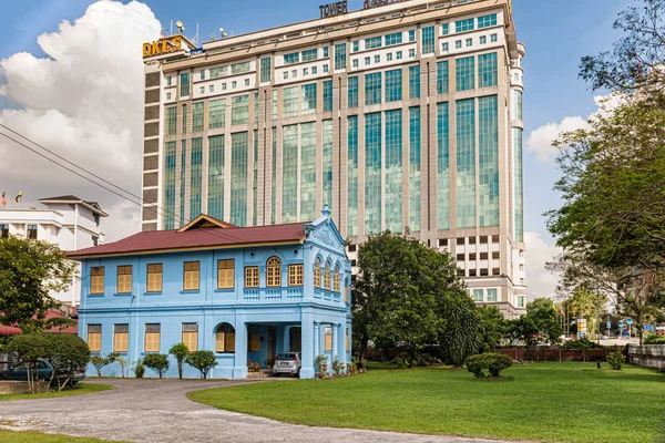 Ipoh, Malezya - 11 Aralık 2017: Yeni kule Regency Otel ve şehir Ipoh Malezya otelin önünde eski sömürge ev.