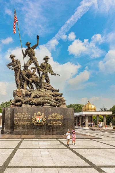 Kuala Lumpur Maleisië December 2017 Toeristen Nationaal Monument Sculptuur Dat — Stockfoto