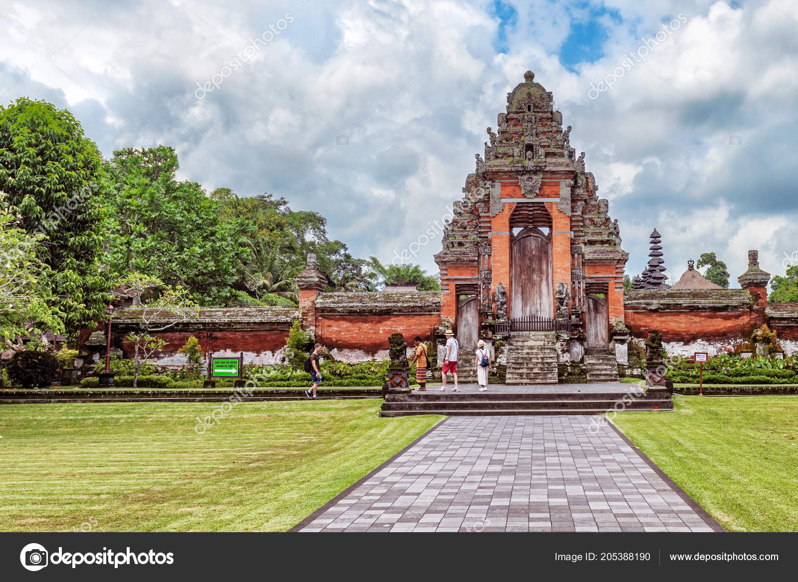 Bali Indonesia Jan 2018 Tourists Visiting Pura Taman Ayun