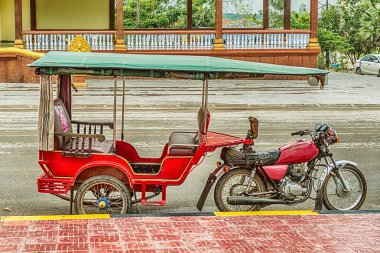 Kamboçya kırsalında tipik taksi. Tuk Tuk motosiklet için bağlı sepeti türü.