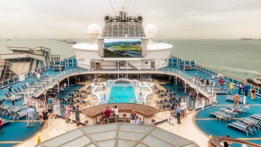 Singapore, Singapur - 19 Aralık 2018: modern cruiseship güvertede tatil insanlar.