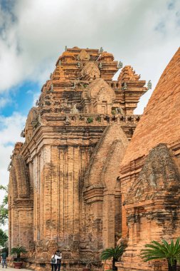 Nha Trang, Vietnam 23 Aralık 2017 Turistler Nha Trang, Khanh Hoa Eyaleti, Vietnam 'daki Po Nagar Tapınağı Cham kulelerini ziyaret ediyorlar..