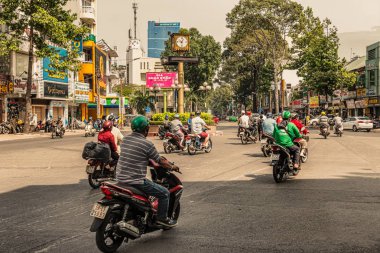 Ho Chi Minh, Vietnam - 24 Aralık 2017: Ho Chi Minh city, Vietnam için sokaklarda motosiklet sürme insanlar.