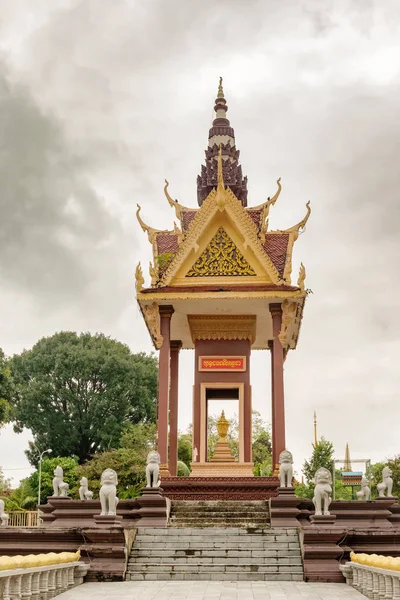 Construindo Grande Templo Budista Wat Intnhean Chamado Wat Krom Sihanoukville — Fotografia de Stock