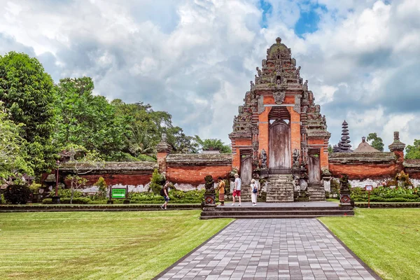 Bali Indonésia Janeiro 2018 Turistas Visitam Templo Pura Taman Ayun — Fotografia de Stock