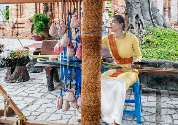 Nha Trang Vietnam Dec 2017 Woman Traditional Dress Working Her — Stock Photo, Image