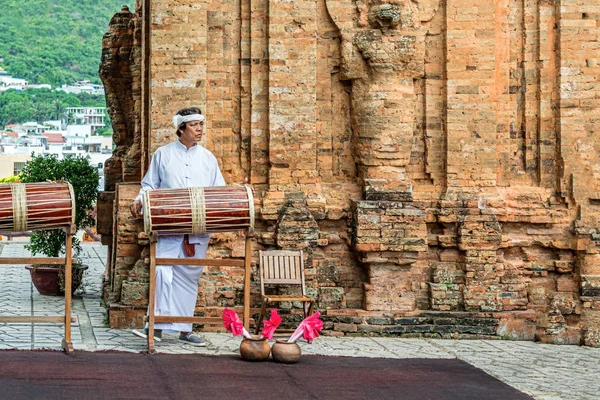 トラン ベトナム 2017 日カーン Hoa ベトナムのニャチャンで ナガル寺院チャム塔の前でドラムを作ったローカルで再生している伝統的なドレスの男 — ストック写真