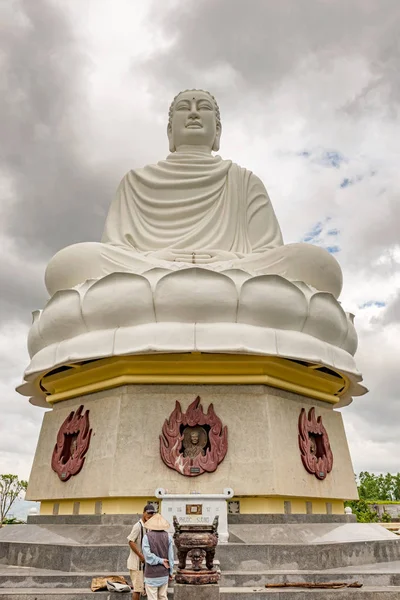 Nha Trang Vietnam Dic 2017 Gente Frente Buda Gautama Cerca —  Fotos de Stock