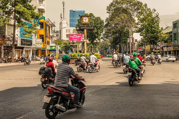 越南胡志明市 2017年12月24日 越南胡志明市街头骑摩托车的人们 — 图库照片
