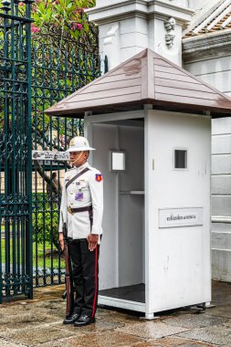 Bangkok, Tayland - 27 Aralık 2017: Royal guard kapıdaki Grand Palace ve Wat Pra Kaew, Bangkok, Tayland.