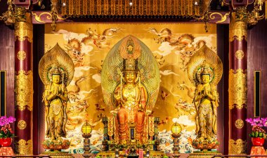 Buddha Tooth Relic Tapınağı ve Singapur Müzesi dua Hall'da heykeller.